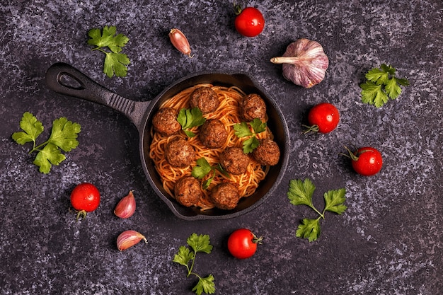 Boulettes de viande rôties aux spaghettis