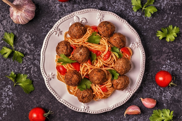 Boulettes de viande rôties avec spaghetti