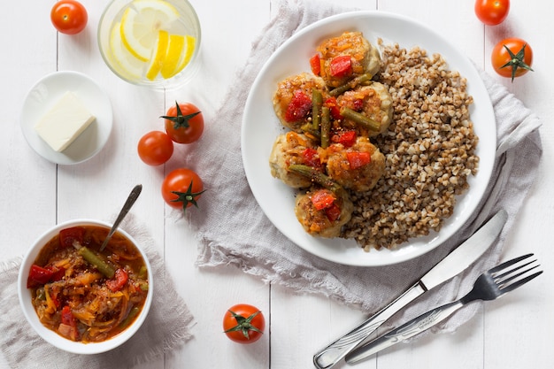 Boulettes de viande avec sauce aux légumes et sarrasin