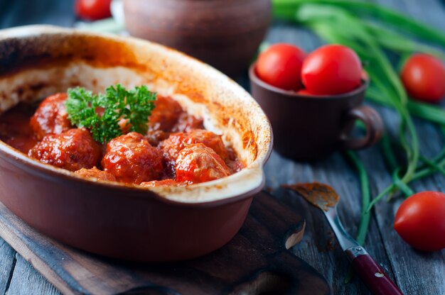 Boulettes de viande à la sauce tomate aigre-douce.