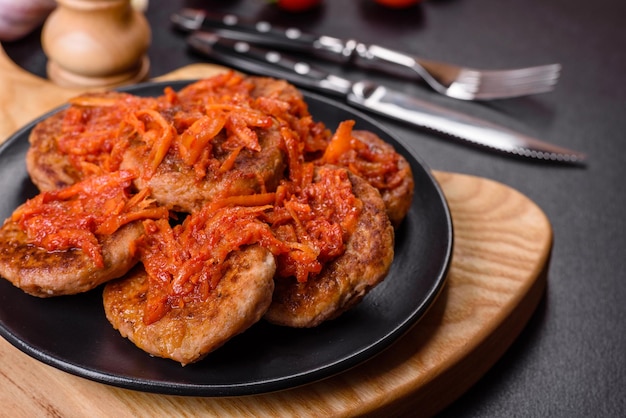 Boulettes de viande à la sauce tomate et aux herbes sur la plaque noire