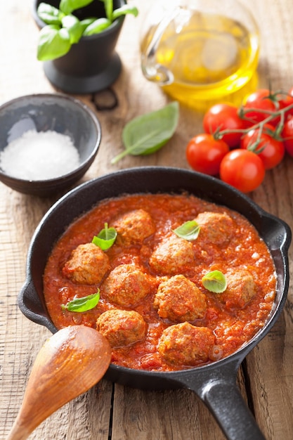 Photo boulettes de viande à la sauce tomate dans une poêle noire