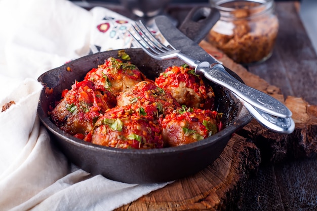 Boulettes de viande à la sauce tomate dans une poêle noire