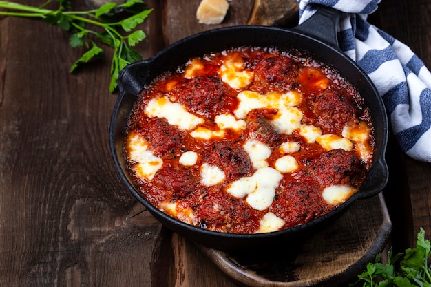 Boulettes de viande avec sauce tomate et fromage mozzarella dans une poêle