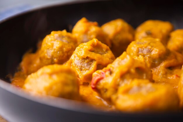 Boulettes de viande avec sauce tomate et légumes. Tapas espagnoles traditionnelles.