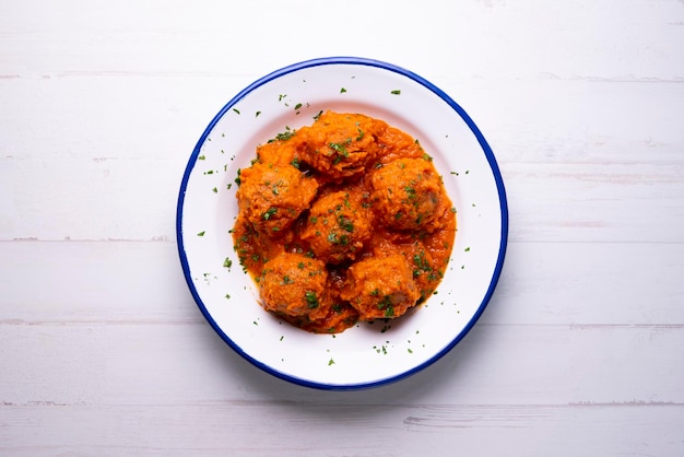 Boulettes de viande avec sauce tomate et légumes. Tapas espagnoles traditionnelles.