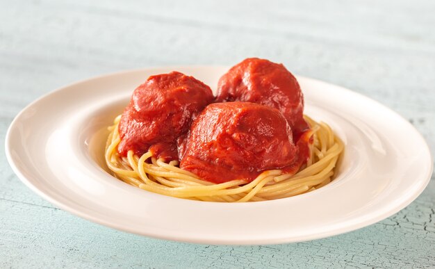 Boulettes de viande à la sauce tomate et pâtes