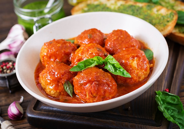 Boulettes de viande à la sauce tomate et rôties au pesto au basilic. Dîner. Nourriture savoureuse.