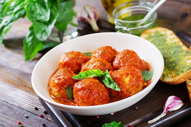 Boulettes de viande à la sauce tomate et rôties au pesto au basilic. Dîner. Nourriture savoureuse.