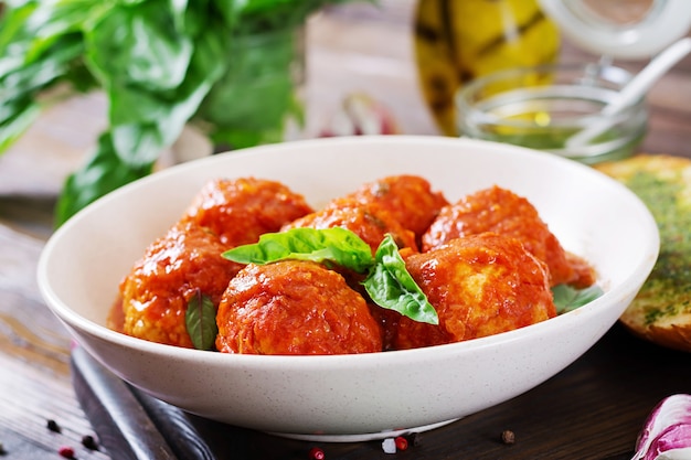 Boulettes de viande à la sauce tomate et toasts au pesto au basilic. Dîner. Nourriture savoureuse.