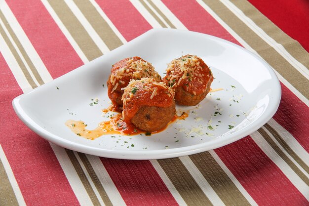 Photo boulettes de viande à la sauce tomate.