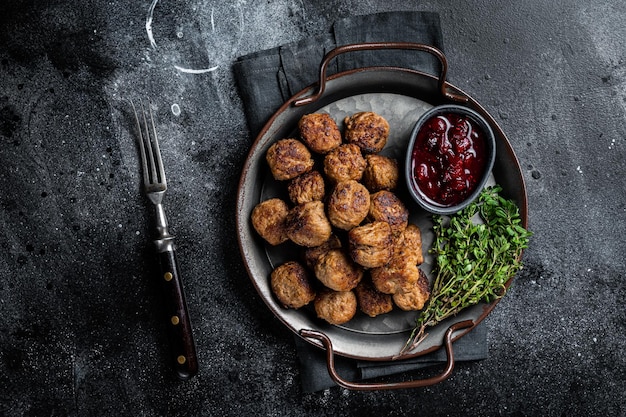 Boulettes de viande suédoises maison avec confiture d'airelles rouges Fond noir Vue de dessus