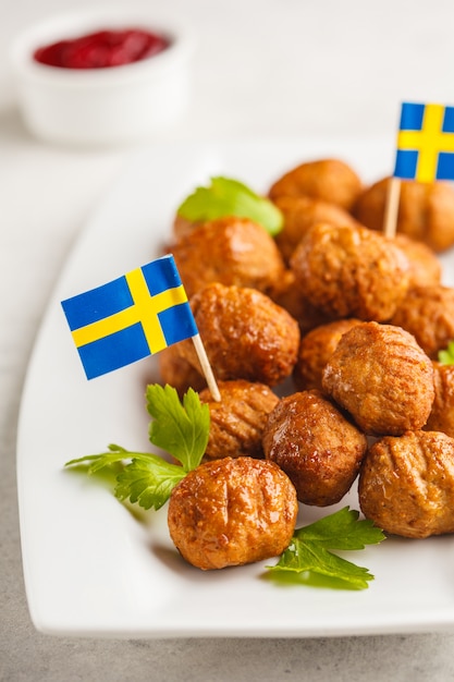 Boulettes de viande suédoises traditionnelles sur une plaque blanche. Concept de cuisine suédoise.