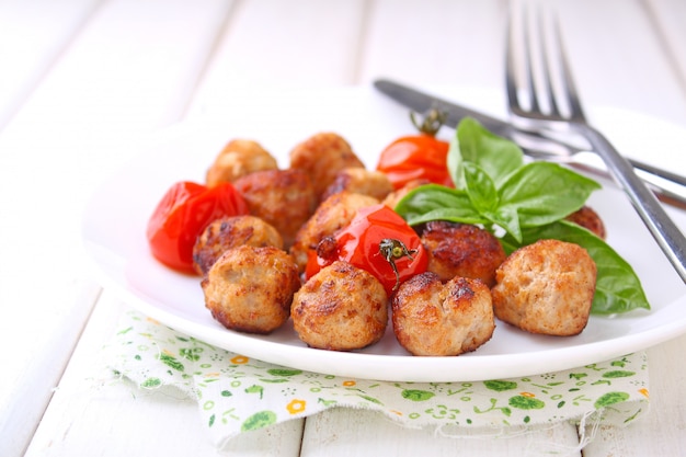 Photo boulettes de viande à la tomate dans un plat blanc sur fond blanc. mise au point sélective.