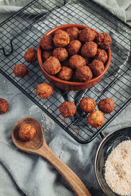 Boulettes de viande traditionnelles italiennes frites faites maison avec du parmesan et du pain