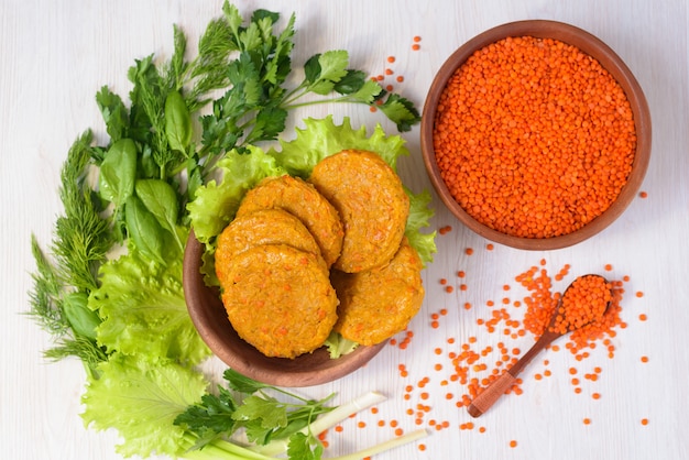 Boulettes De Viande Végétariennes Sans Viande à Base De Lentilles Et De Carottes Dans Une Assiette En Bois Avec Des Légumes Et Des Légumes Verts.