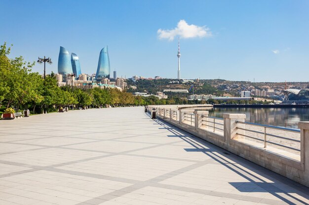 Boulevard de Bakou au bord de la mer Caspienne. Bakou est la capitale et la plus grande ville d'Azerbaïdjan.
