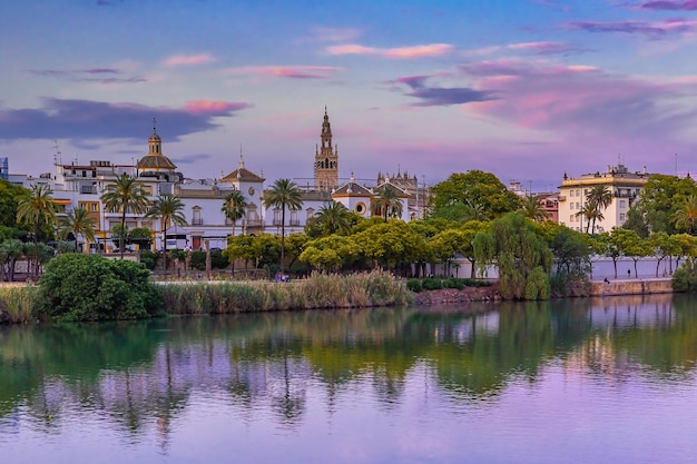 Boulevard et remblai de la rivière guadalquivir maestranza et giralda au coucher du soleil au coucher du soleil séville un