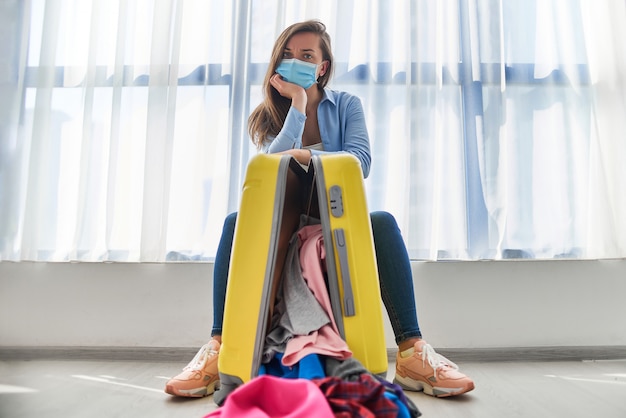 Bouleversé femme voyageur avec ses bagages à l'aéroport