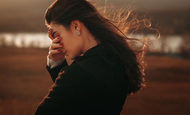 Bouleversé jeune femme dans la nature d'automne