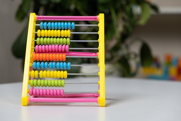 Boulier coloré pour enfants sur la table