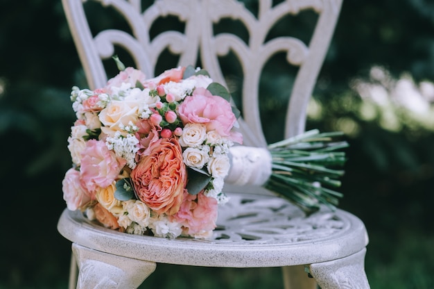 Bouqete de fleurs de mariage sur la chaise