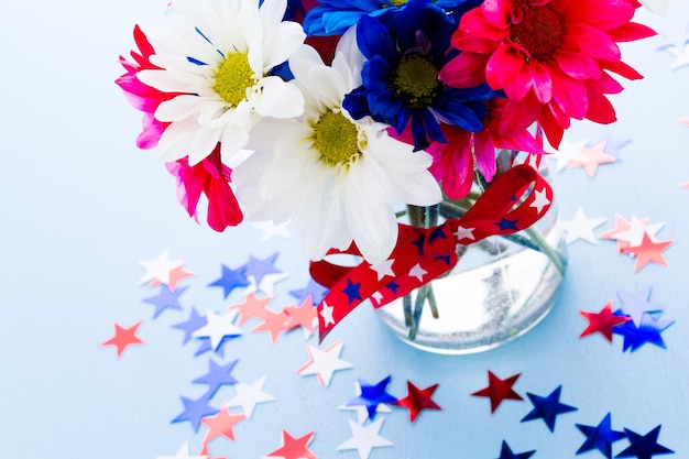 Photo bouques de fête patriotiques avec marguerites pour le 4 juillet.