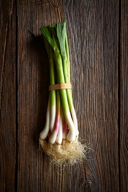 Bouquet d&#39;ail vert sur un fond en bois