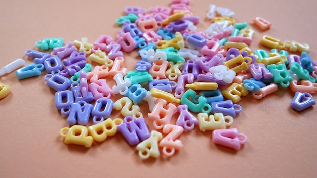 Photo bouquet d'alphabet en plastique avec petits anneaux