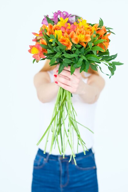 Bouquet d'Alstroemeria. fille tenant un bouquet de fleurs