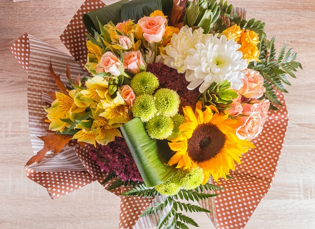 Bouquet d&#39;alstroemeria, tournesol, roses, chrysanthèmes