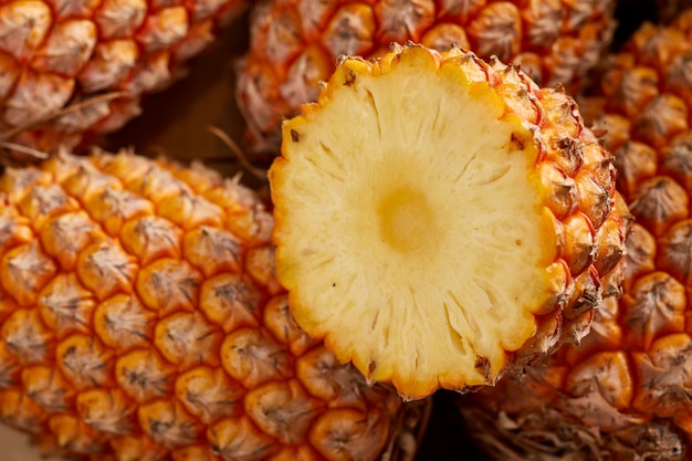 Bouquet d'ananas frais sur le marché des aliments biologiques. Un ananas est coupé