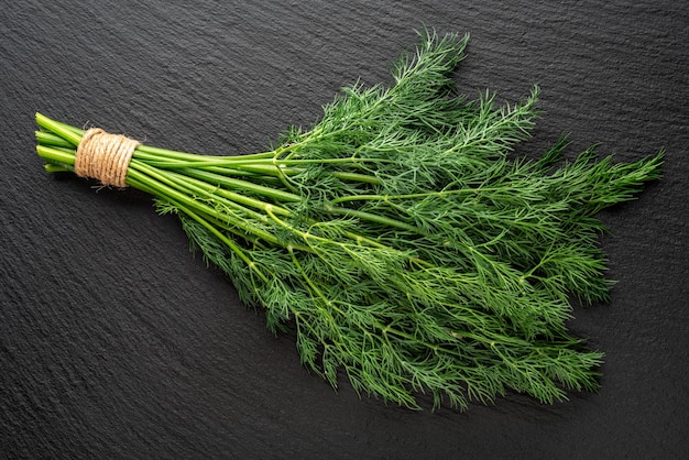 Un bouquet d'aneth sur une surface en pierre