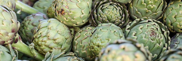 Bouquet d'artichauts au marché de producteurs, l'artichaut bénéficie de la composition et de la teneur en calories