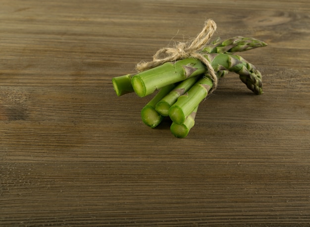 Bouquet d'asperges crues de jardin