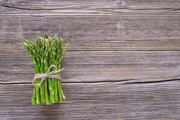 Bouquet d&#39;asperges sur fond en bois rustique