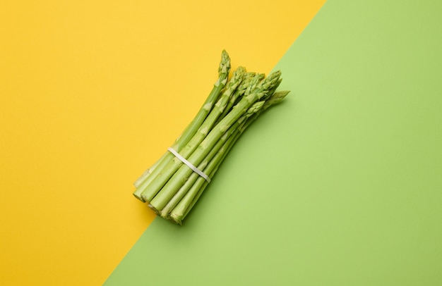 Bouquet d'asperges fraîches sur fond de papier vert