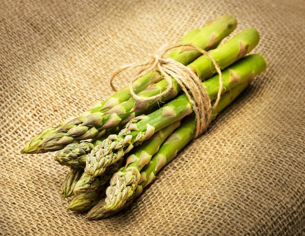 Bouquet d'asperges fraîches en gros plan