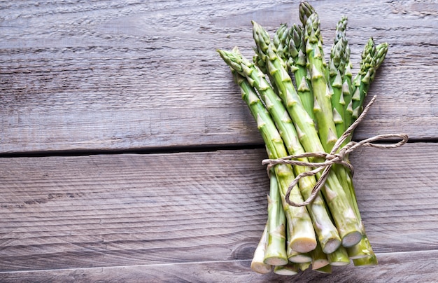 Bouquet d'asperges fraîches