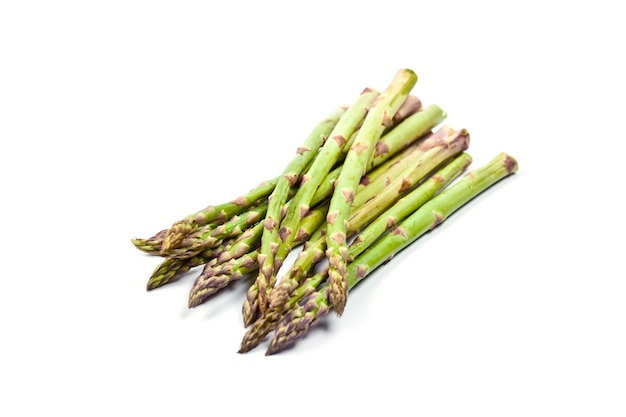 Bouquet d&#39;asperges de jardin crues fraîches isolées