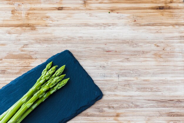 Bouquet d&#39;asperges vertes sur une casserole noire