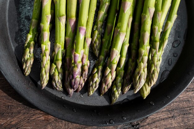 Bouquet d'asperges vertes fraîches