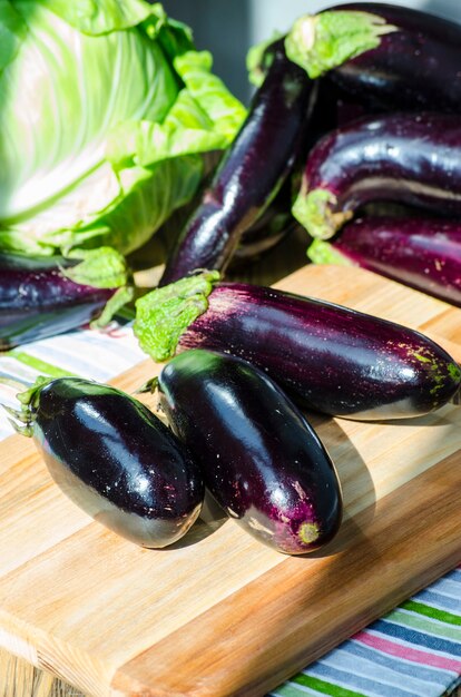 Bouquet d'aubergines violettes fraîches sur un tableau