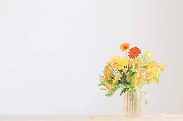 Bouquet d'automne sur une étagère en bois sur un mur gris de fond