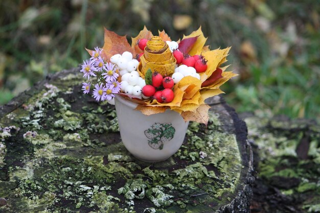 Bouquet d'automne de feuilles d'érable jaunes et de symphorines