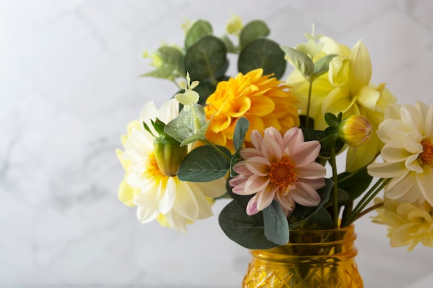 Bouquet d'automne avec des fleurs fraîches de dahlia jaune, blanc, rose.