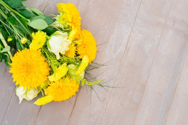 Bouquet d'automne jaune sur table en bois gris