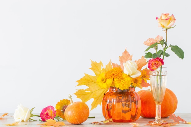 Bouquet d'automne orange sur fond blanc