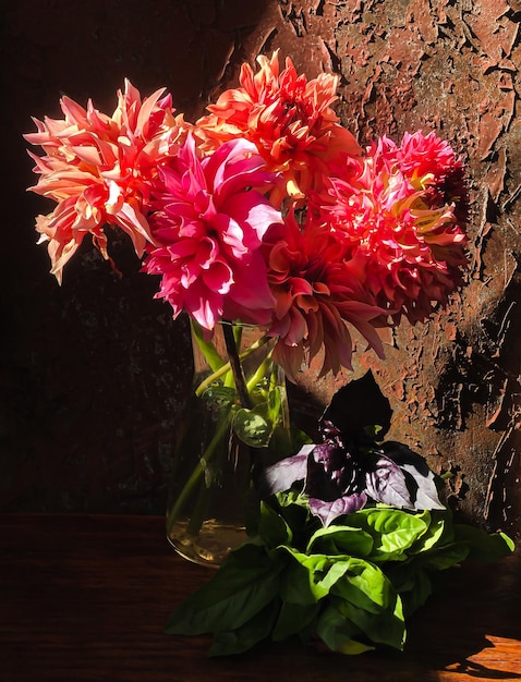 Bouquet aux dahlias et basilic