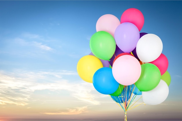 Bouquet de ballons colorés sur fond bleu